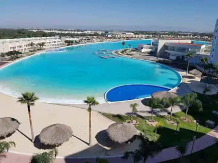 Edificios rodeando una Laguna