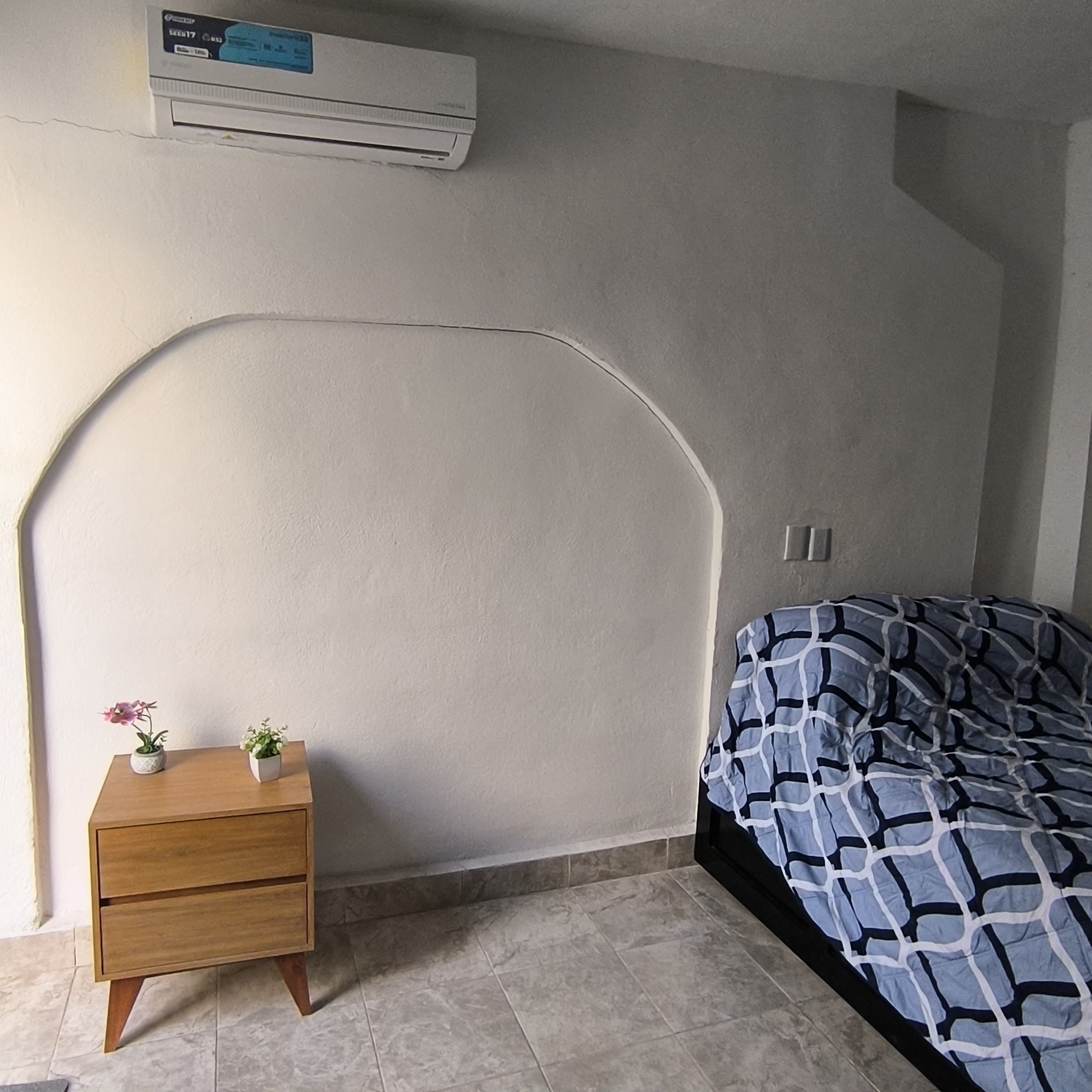 El Loft donde se ve el buró, la cama y el aire acondicionado