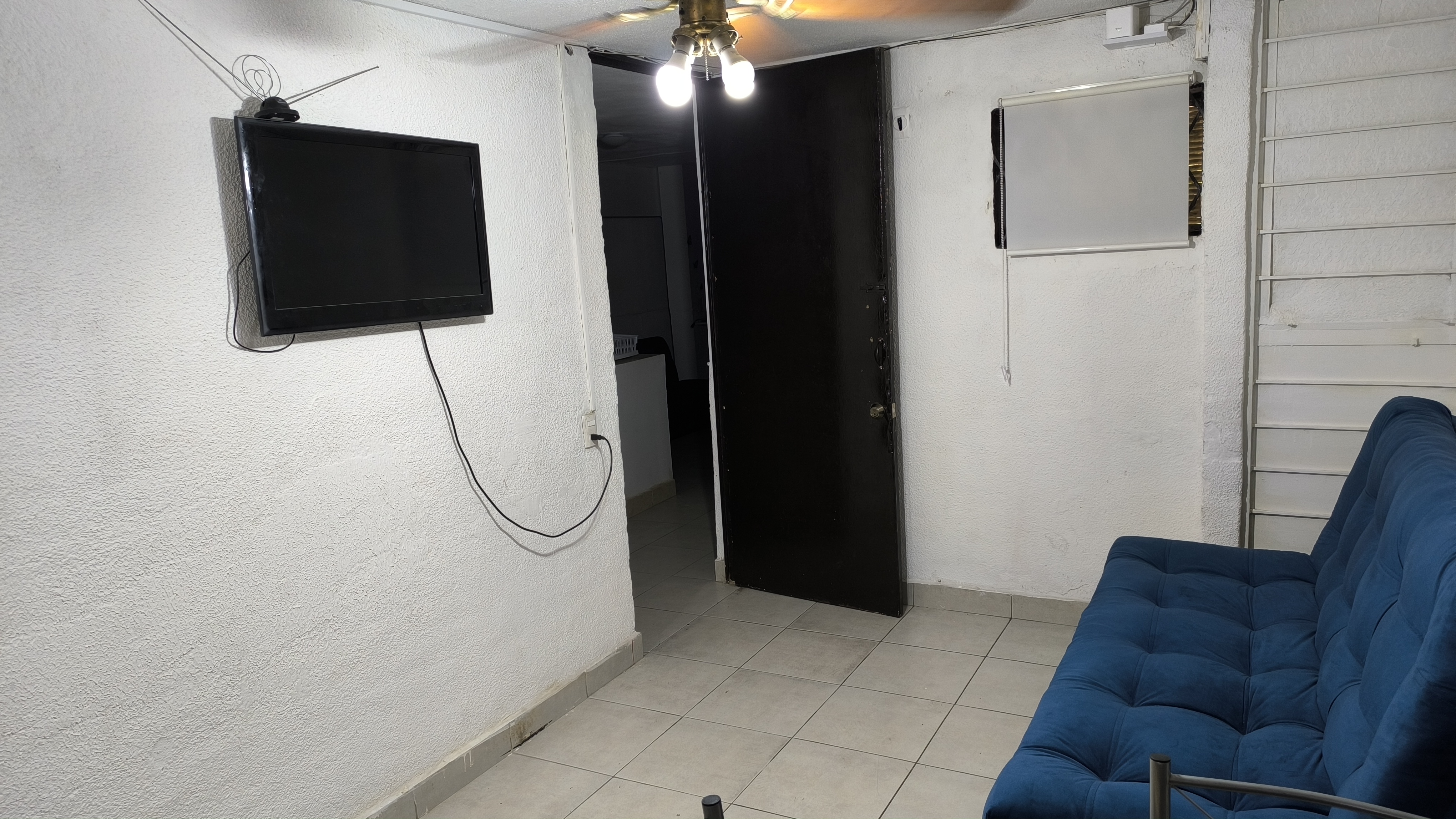 El Loft donde se ve la tele, el sillón y la entrada al cuarto 3